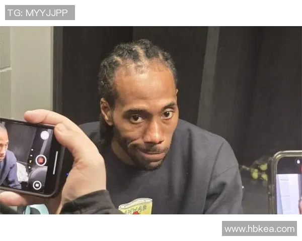 快船与湖人激战球馆内外球迷热情高涨共襄盛举